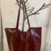B19 Bolso shopper de piel charol brillante color granate