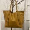 B19 Bolso shopper de piel charol brillante color beige
