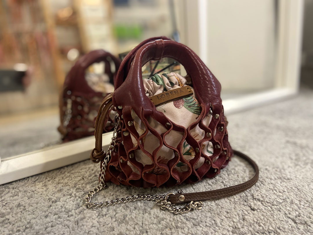 Bolso artesanal mini color granate con saca interior de algodón con estampados