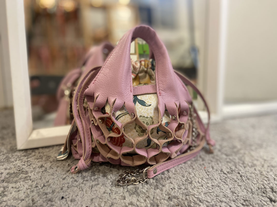 Bolso artesanal mini color rosa con saca interior de algodón con estampados