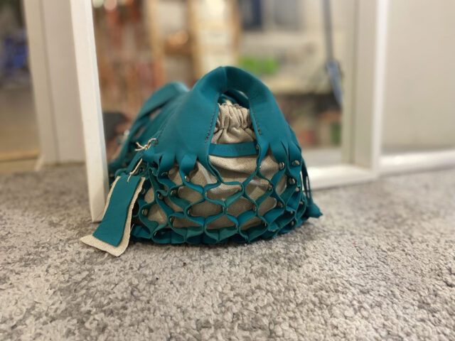 Bolso artesanal mini color turquesa con saca interior de algodón