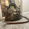 Bolso de piel mini color gris con saca interior de algodón con estampados
