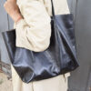 Bolso shopper artesanal de piel vacuna ligero