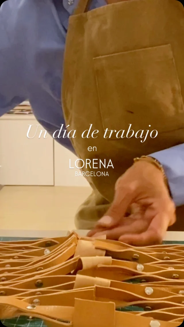 ✨ Cada puntada es tiempo, cada detalle es dedicación. Así se hace cuando las manos son tu mejor herramienta. #LorenaBarcelona #HechoAMano #ArtesaníaBarcelona #ModaConAlma #SlowFashion #CreadoEnBarcelona