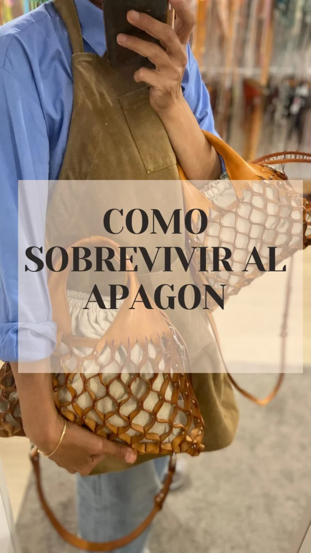 Ayer fue un día raro… un apagón total en Barcelona y yo sin freno ⚡️👜 Empecé sin enterarme, seguí cortando cuero como si nada, pero al ver que ni los trenes circulaban, supe que era serio. Con montones de remaches por poner, la oscuridad se convirtió en mi aliada: remache tras remache, avanzaba sin parar. Cuando por fin volvió la señal, pedí mi rescate y cerré el día con este Nido recién acabado. Ni un blackout detiene la pasión por lo hecho a mano. ¿Te ha pasado algo así en tu trabajo? ¡Cuéntamelo abajo! 👇 #LorenaBarcelona #DiaRaro #Apagon2025 #HechoAMano #DetrasDeCamara #BolsosNido #ArtesaníaConAlma #SlowFashion #EmprendedoraReal #HistoriasDeTaller